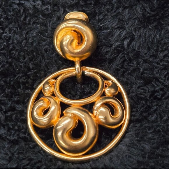80s Door Knocker Earrings in Gold Tone Designer Signed Clara Huge - Picture 7 of 9